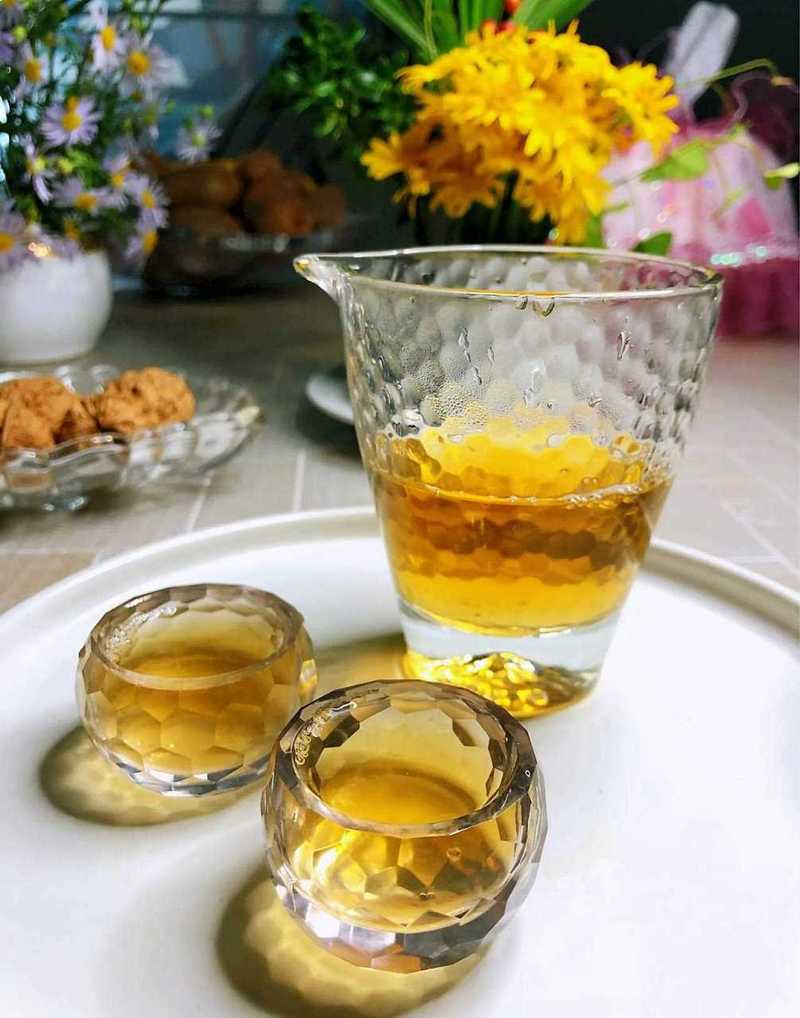 【梅占】 冰霜辗转蕴寒香 一盏红馨回味长[委屈] 借水魂灵烹玉露[开心